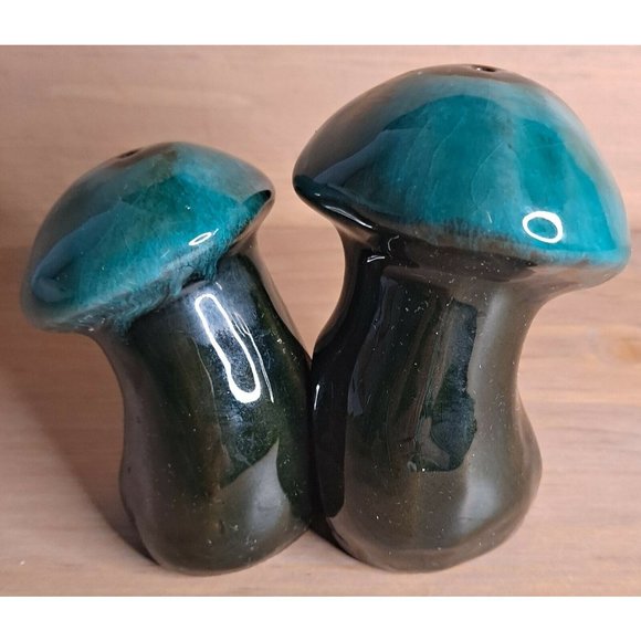 Vintage Mushroom Salt and Pepper Shakers Niagra Falls Canada Green - Picture 4 of 6